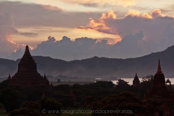 Myanmar ex Birmania, Bagan, tramonto visto dalla Shwesandaw pagoda.