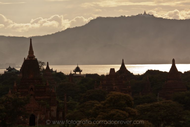 Myanmar ex Birmania, Bagan, tramonto visto dalla Shwesandaw pagoda.