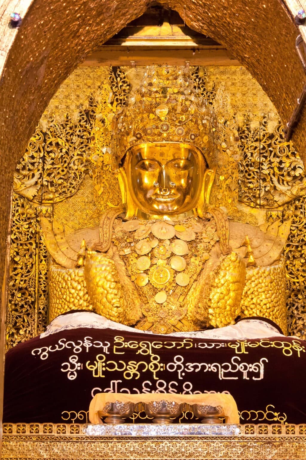 Myanmar ex Birmania, Mandalay, Buddha alla Mahamuni pagoda.