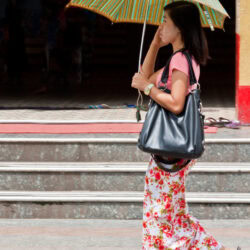 Myanmar ex Birmania, Yangon, ragazza vicino alla Botataungn pagoda.