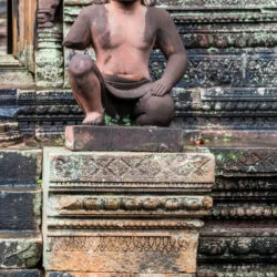 Uno dei guardiani, corpo muscoloso ed espressione feroce: foto dei templi di Angkor ad altezza d'occhi.