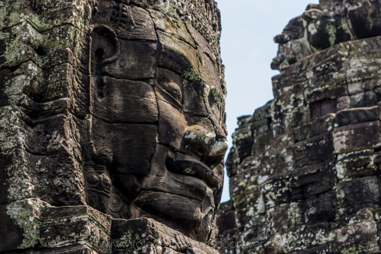Lo sguardo socchiuso e la bocca appena curvata: il sorriso khmer.