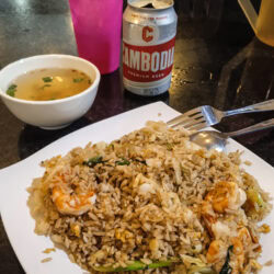 Riso fritto con i gamberi, una zuppa di miso e una Cambodia ghiacciata: la cena al mercato lungo il fiume.