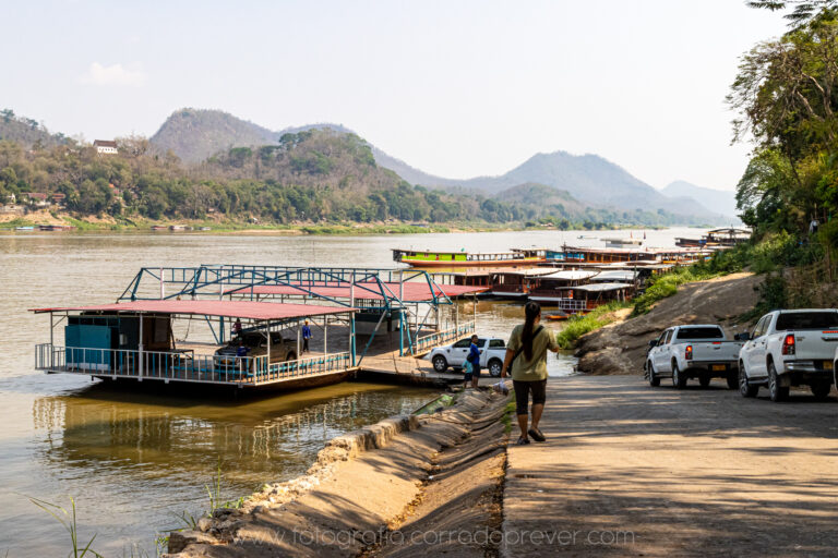 I pontoni dei traghetti sul Mekong, con le colline sullo sfondo.