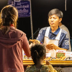 La cena si compra al banco del mercato, si mangia per strada.