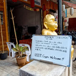 Per la città di Vientiane, senza una meta precisa. Accettano criptovalute.