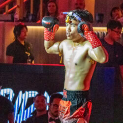 Petchjaturat sale sul ring per l'incontro dei 61 kg contro lo scozzese Craig Marshall.