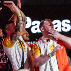 L'angolo di Craig Marshall esulta per la vittoria ai punti su Petchjaturat.