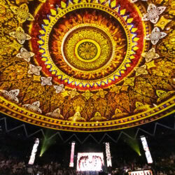 La cupola dorata del Rajadamnern Stadium di Bangkok, decorata con motivi tradizionali thailandesi, vista dal basso prima degli incontri.