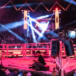 Il ring illuminato dalle luci rosa e blu del Rajadamnern World Series 198, il 13 giugno 2026.