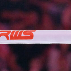 Le corde del ring con il marchio RWS, il Rajadamnern World Series, sullo sfondo rosso delle tribune.