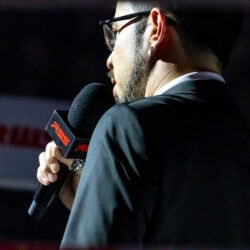 Il presentatore annuncia gli incontri gridando in inglese al microfono, come se non ci fosse un domani.