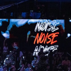 La scritta "Noise" sui maxischermi, per incitare il pubblico fra un incontro e l'altro.
