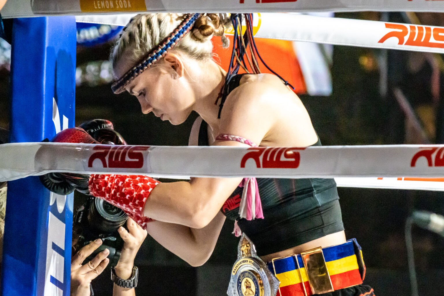 Marie Ruumet con il mongkhon nel suo angolo, campionessa dei pesi mosca del Rajadamnern dal febbraio 2026.