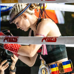 Marie Ruumet con il mongkhon nel suo angolo, campionessa dei pesi mosca del Rajadamnern dal febbraio 2026.