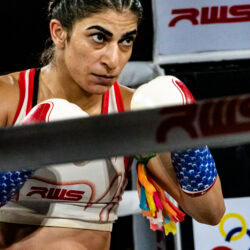 Roghayeh Mohammadiyan fra le corde, lo sguardo deciso prima del primo round.