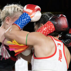 Marie Ruumet e Roghayeh Mohammadiyan nel clinch, il corpo a corpo della muay thai.