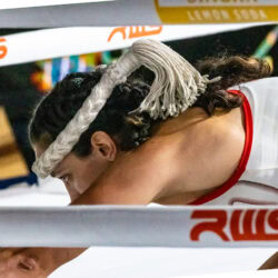 Florencia Greco china sulle corde durante il rituale che precede l'incontro.