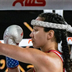 Florencia Greco con il mongkhon, lo sguardo fisso verso l'avversaria prima del primo round.