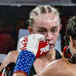Mia Skeer e Florencia Greco nel clinch, la presa ravvicinata tipica della muay thai.