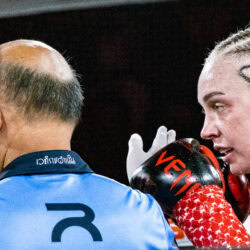 L'arbitro richiama Mia Skeer durante l'incontro con Florencia Greco.