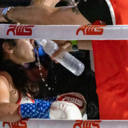 Florencia Greco beve all'angolo fra un round e l'altro, dietro le corde.