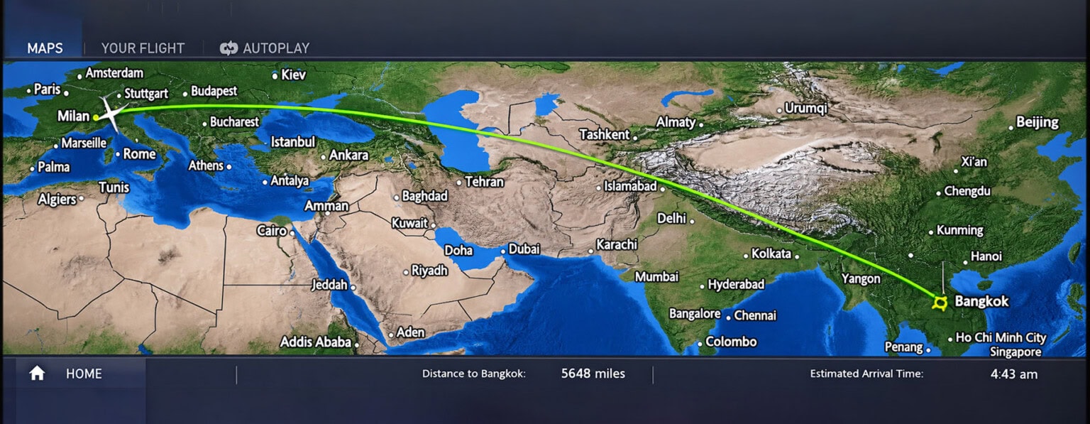 Rotta di volo da Milano a Bangkok sulla mappa dello schermo di bordo