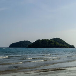 Koh Raying Nai vista da BaanYai Beach: l'isoletta che raggiungevo a nuoto, da solo.