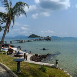 Palme e prato del Cococape, con il pontile che entra nel mare di Koh Mak.