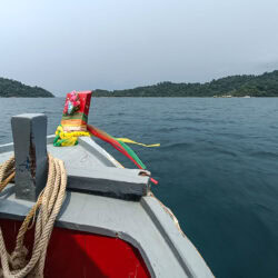 La prua della barca, con la cima arrotolata e i nastri colorati, durante l'escursione fra le isole intorno a Koh Mak.